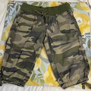 Refuge Camo Knee Length Shorts Culotes | Medium
